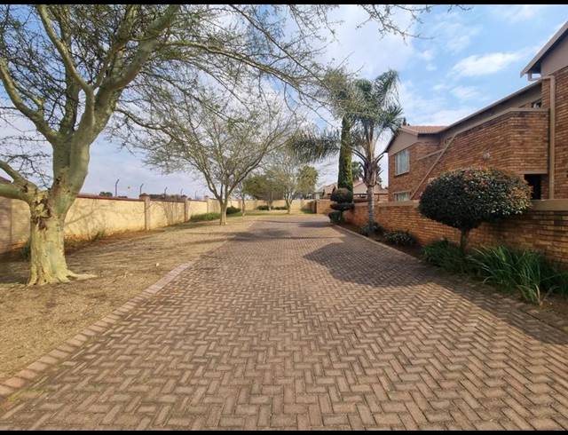 2 BEDROOM APARTMENT FOR SALE IN HEUWELSIG ESTATE